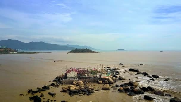 Vista Aérea Templo Budista Velho Localizado Pedras Enormes Mar Areia — Vídeo de Stock