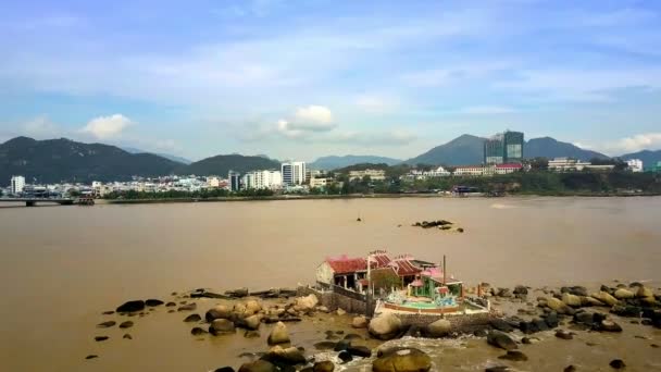 Vista Aérea Viejos Edificios Del Templo Situados Pequeña Isla Rocosa — Vídeo de stock