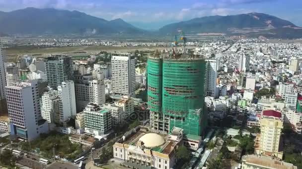 Panorama Van Stad Met Hotel Wolkenkrabbers Onafgewerkt Gebouw Bedekt Met — Stockvideo