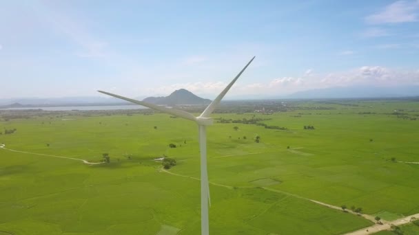 Úžasný Pohled Jediný Moderní Větrné Lopatek Rotovalo Mezi Zelené Údolí — Stock video