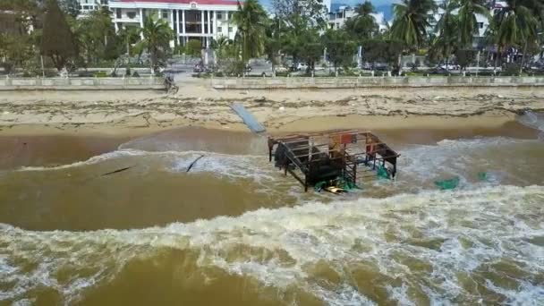 Верхній Вид Пінисті Хвилі Мити Пошкоджені Тайфун Плавучий Будинок Узбережжі — стокове відео