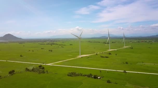 Panorama Superior Girando Lentamente Turbinas Eólicas Rema Vale Verde Contra — Vídeo de Stock