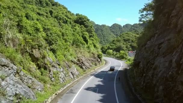 Flycam Move Sobre Rodovia Moderna Com Condução Carro Equitação Motos — Vídeo de Stock