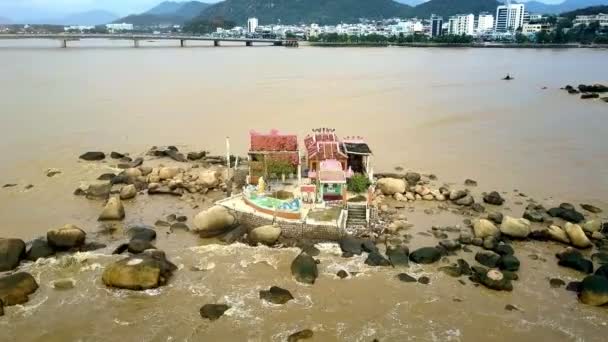 Wonderful Aerial View Buddhist Red Roofs Temple Statue Island Yellow — Stock Video