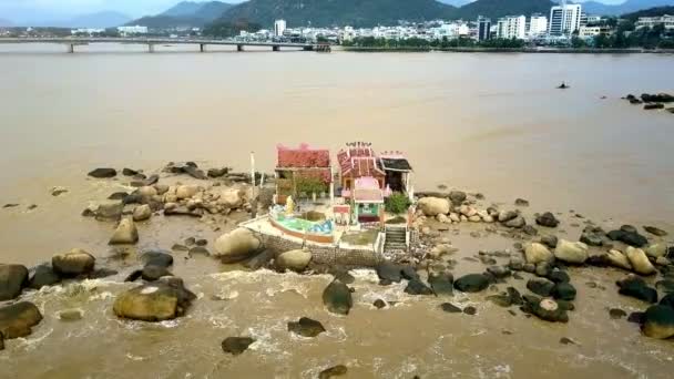 Maravillosa Vista Aérea Buddhist Techos Rojos Templo Con Estatua Isla — Vídeos de Stock