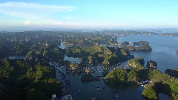 Picturale Panoramisch Uitzicht Kalme Baai Met Rotsachtige Eiland Archipel Natuurlijke — Stockvideo