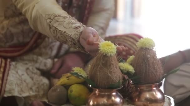 Närbild Människa Traditionell Indisk Klänning Sitter Och Håller Handen För — Stockvideo