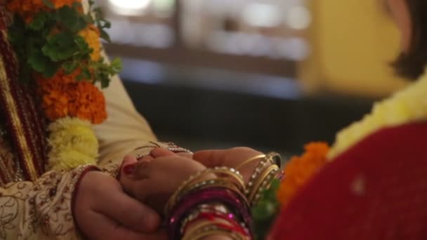 照相机显示新婚夫妇用手捧鲜花 女人倒水 — 图库视频影像