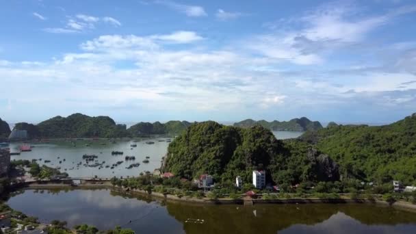 Luftaufnahme Schöne Meeresbucht Und Kleine Stadt Felsiger Inselküste Gegen Weiten — Stockvideo