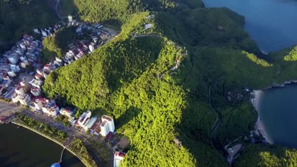 Flycam Показує Сучасне Курортне Місто Між Зеленими Сонячними Пагорбами Острові — стокове відео