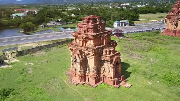 Panoramik Eski Budistler Kuleleri Yeşil Çim Arsa Üzerinde Kırmızı Taşlar — Stok video