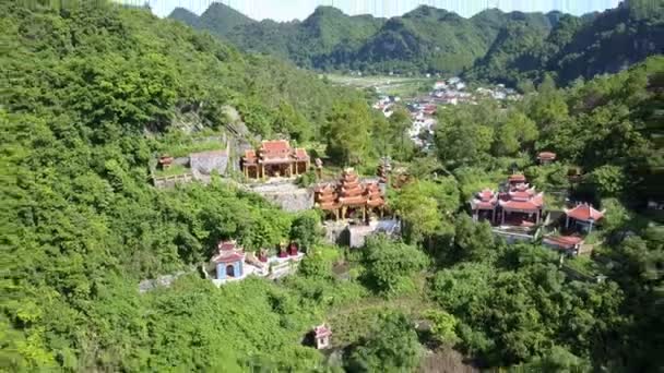 Drone Remove Belo Complexo Antigo Templo Budista Entre Selvas Tropicais — Vídeo de Stock