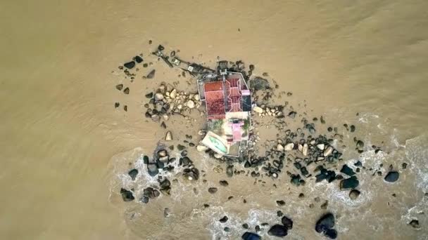 上全景波浪在飓风后的浅水岛上洗小的宗教寺庙建筑 — 图库视频影像