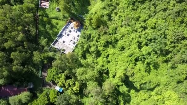 Luchtfoto Mooi Boeddhistische Tempel Met Rode Pagodes Oude Kerkhof Onder — Stockvideo