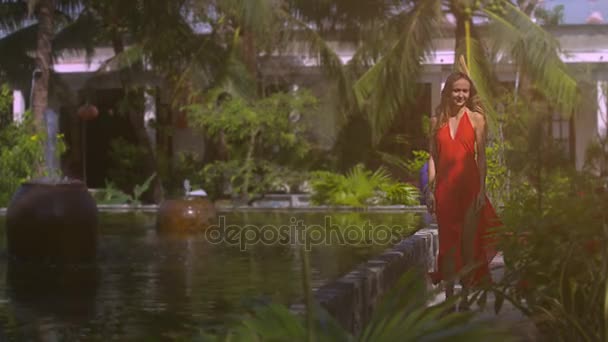 Smiling Woman Long Dress Walks Decorated Fountain White Building Tropical — Stock Video