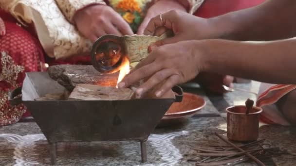 Closeup Assistente Local Mulher Coloca Bolas Ardentes Panela Lareira Para — Vídeo de Stock