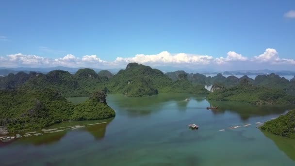 Magnifique Vue Panoramique Baie Tranquille Avec Des Îles Rocheuses Escarpées — Video