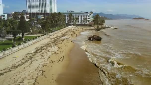 Horní Pohled Lidí Sbírat Odpadky Typhoon Plovoucí Dům Nesl Břeh — Stock video