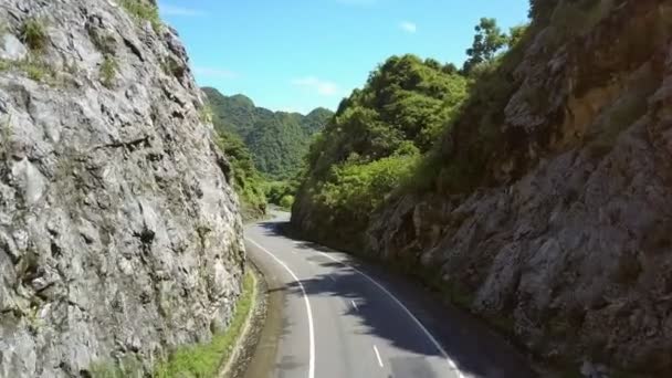Drone Vuela Largo Nueva Carretera Serpenteando Entre Grandes Montañas Viejas — Vídeos de Stock