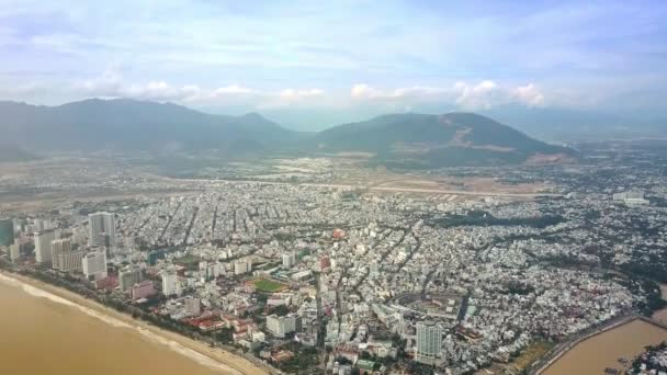 Toeristische Stad Panoramisch Uitzicht Gewassen Door Bruine Oceaan Tegen Verre — Stockvideo