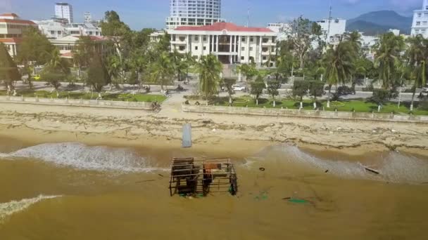 海滨上有棕榈和公路的肮脏海洋沿岸的台风浮动房屋的上部景观 — 图库视频影像