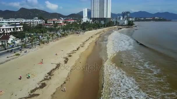 Menschen Spazieren Gelben Meeresweiten Sandstrand Zwischen Müllbergen Die Nach Dem — Stockvideo