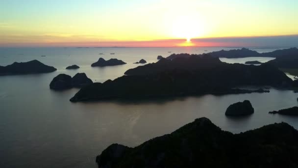 Drony Ukazuje Krásné Letecké Panorama Malé Velké Ostrovy Lodě Temné — Stock video