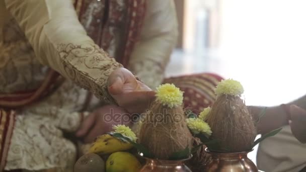 Närbild Person Sätter Ceremoniella Frön Man Handen Traditionell Indisk Klänning — Stockvideo