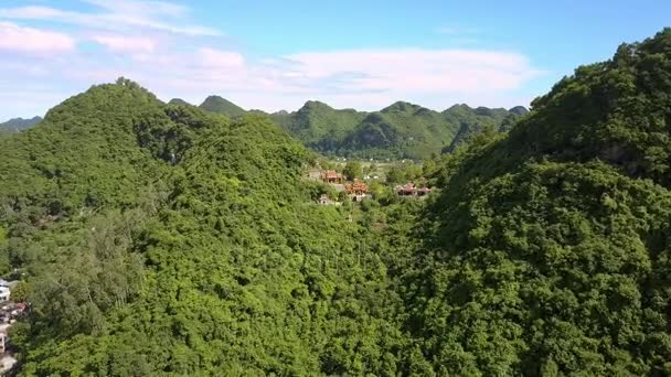 Panorama Aéreo Hermoso Complejo Antiguo Templo Budista Entre Colinas Forestales — Vídeo de stock