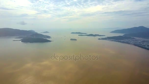 黄海を超える方法遠くケーブル空撮台風後の粘土岩の充填し ライナーを運ぶ観光客 — ストック動画