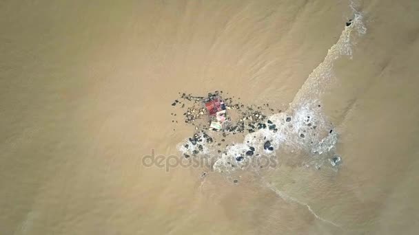 Ondas Panorâmicas Aéreas Movem Rolando Pedregulhos Rochas Redor Pequenas Ilhas — Vídeo de Stock