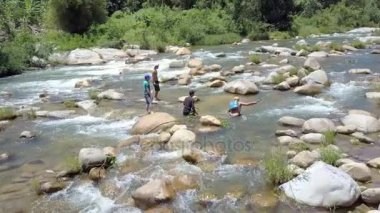 Nha Trang/Vietnam - 26 Ağustos 2017: Closeup yerel herif çekip nehir su yarım vücut ve yakalar balık elektrik çubukları arkadaşlar saati yeşil karşı olan banka 26 Ağustos Nha Trang içinde