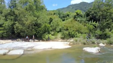 Nha Trang/Vietnam - 26 Ağustos 2017: uçak uçar yukarıda yerel balıkçılar balıkçılık karşı 26 Ağustos Nha Trang içinde güneşin kavurucu altında vahşi orman için yer seçimi