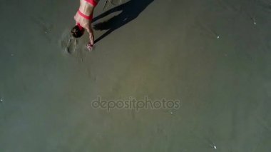 Mayo panoramik aktif kadında yoga pozisyon kıyısında deniz kenarında sabah yıkadım bacak dayanabiliyor mu