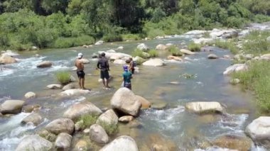 Nha Trang/Vietnam - 26 Ağustos 2017: Closeup yerel erkek çubuklar açılış ağlar ve nehir köpüklü rapids ile elinde ile balık yakalamak ve 26 Ağustos Nha Trang içinde plastik torbaya koyun