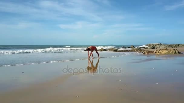 Jovem Com Boa Figura Faz Exercício Físico Costa Tropical Sob — Vídeo de Stock