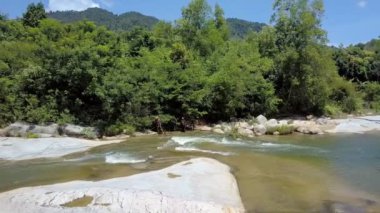 Nha Trang/Vietnam - 26 Ağustos 2017: Asya balıkçılar çapraz nehir dere balıkçılığı ile elektrik çubuklar ve açılış ağlar Ormancılık yakınındaki banka 26 Ağustos Nha Trang içinde