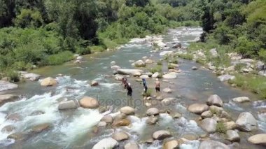 Nha Trang/Vietnam - 26 Ağustos 2017: uçak yükselir yerel erkekler ile dağ nehir tropikal peyzaj karşı köpüklü rapids ile elektrik çubuklar balıkçılık 26 Ağustos Nha Trang içinde