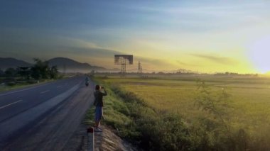 genç kız olgunlaştı fotoğraf pirinç tarlaları ve tropik bitkiler sabah muhteşem gündoğumu alır