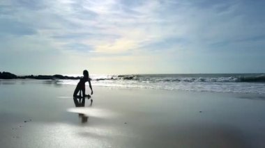 ince kadın yoga pozisyon Ushtrasana karşı yükselen güneş yansıma yolu ile muhteşem okyanus tutar
