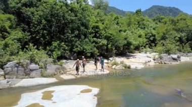 Nha Trang/Vietnam - 26 Ağustos 2017: kapaklar balık rocky River elektrik çubukları ile yerel genç çocuklar üzerinde 26 Ağustos Nha Trang içinde parlak güneşli gün tropikal doğaya karşı banka