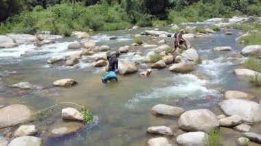 Nha Trang/Vietnam - 26 Ağustos 2017: Görünümü Kapat yerel çocuklar serin suya atlamak ve 26 Ağustos Nha Trang içinde elle köpüklü dağ nehir taşları arasında balık yakalamak