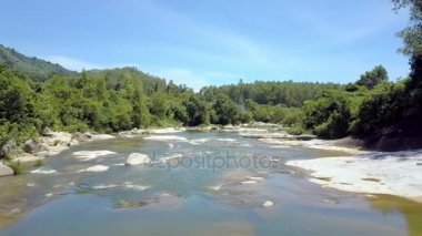 Yeşil dağ nehir rapids resimsel vahşi doğa ve mavi gökyüzü karşı ile üzerinde casus uçak uçar