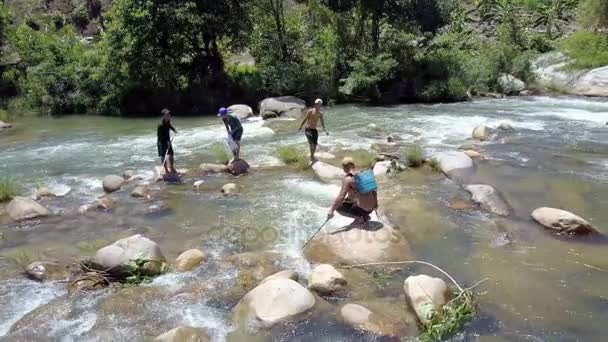 Nha Trang Vietnam August 2017 Nahaufnahme Vietnamesische Männer Fangen Fische — Stockvideo