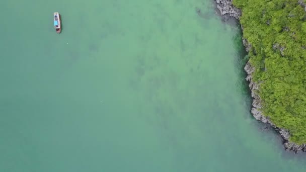 Úžasný Letecký Pohled Klidné Azure Bay Plavba Tradiční Lodí Skalnatý — Stock video