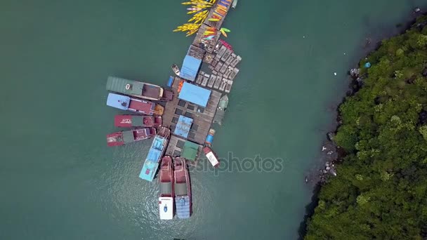 Drone Desciende Muelles Con Kayaks Deportivos Amarillos Barcos Tradicionales Madera — Vídeo de stock