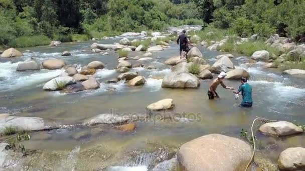 Nha Trang Vietnam Agosto 2017 Los Vietnamitas Nadan Capturan Peces — Vídeo de stock