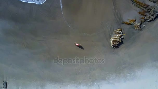 Фантастичний Високий Повітряний Погляд Гладкі Хвилі Рулони Мокрому Піску Маленька — стокове відео