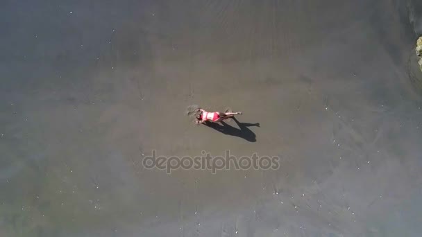 Vista Panorâmica Aérea Menina Figura Maiô Fazendo Ioga Torna Menor — Vídeo de Stock