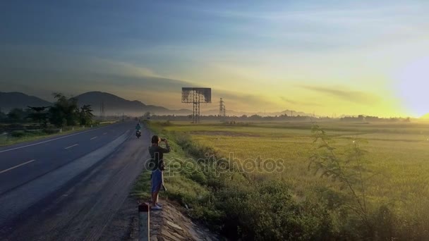 Menina Tira Foto Campos Arroz Maduro Plantas Tropicais Nascer Sol — Vídeo de Stock